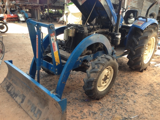 ขาย แชมป์  YTO-ME354 35 แรงม้า รถใช้งาน 793 ชั่วโมง รถสภาพ 95\% สวยมากพร้อมใช้งาน มีภาพวีดีโอให้ดู   อุปกรณ์ ใบมีดดันดิน  ผานหลัง ยางหน้า 7.5 ขอบ 16 นิ้ว  ยางหลัง 12.4 ขอบ 24 นิ้ว  เครื่องแห้ง สภาพสวย สนใจ. โทร.081-9972972