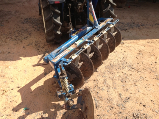 ขาย แชมป์  YTO-ME354 35 แรงม้า รถใช้งาน 793 ชั่วโมง รถสภาพ 95\% สวยมากพร้อมใช้งาน มีภาพวีดีโอให้ดู   อุปกรณ์ ใบมีดดันดิน  ผานหลัง ยางหน้า 7.5 ขอบ 16 นิ้ว  ยางหลัง 12.4 ขอบ 24 นิ้ว  เครื่องแห้ง สภาพสวย สนใจ. โทร.081-9972972