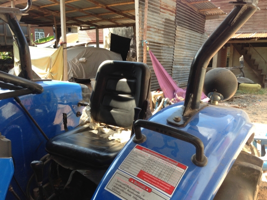 ขาย แชมป์  YTO-ME354 35 แรงม้า รถใช้งาน 793 ชั่วโมง รถสภาพ 95\% สวยมากพร้อมใช้งาน มีภาพวีดีโอให้ดู   อุปกรณ์ ใบมีดดันดิน  ผานหลัง ยางหน้า 7.5 ขอบ 16 นิ้ว  ยางหลัง 12.4 ขอบ 24 นิ้ว  เครื่องแห้ง สภาพสวย สนใจ. โทร.081-9972972