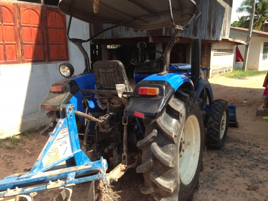 ขาย แชมป์  YTO-ME354 35 แรงม้า รถใช้งาน 793 ชั่วโมง รถสภาพ 95\% สวยมากพร้อมใช้งาน มีภาพวีดีโอให้ดู   อุปกรณ์ ใบมีดดันดิน  ผานหลัง ยางหน้า 7.5 ขอบ 16 นิ้ว  ยางหลัง 12.4 ขอบ 24 นิ้ว  เครื่องแห้ง สภาพสวย สนใจ. โทร.081-9972972