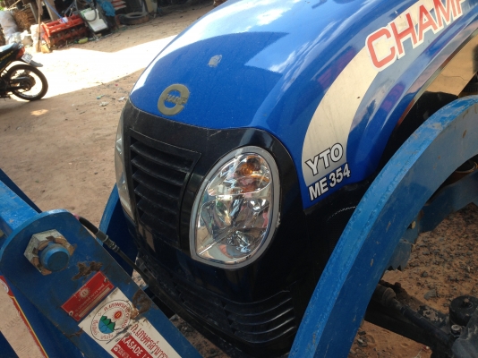 ขาย แชมป์  YTO-ME354 35 แรงม้า รถใช้งาน 793 ชั่วโมง รถสภาพ 95\% สวยมากพร้อมใช้งาน มีภาพวีดีโอให้ดู   อุปกรณ์ ใบมีดดันดิน  ผานหลัง ยางหน้า 7.5 ขอบ 16 นิ้ว  ยางหลัง 12.4 ขอบ 24 นิ้ว  เครื่องแห้ง สภาพสวย สนใจ. โทร.081-9972972