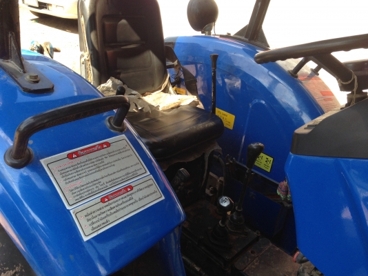 ขาย แชมป์  YTO-ME354 35 แรงม้า รถใช้งาน 793 ชั่วโมง รถสภาพ 95\% สวยมากพร้อมใช้งาน มีภาพวีดีโอให้ดู   อุปกรณ์ ใบมีดดันดิน  ผานหลัง ยางหน้า 7.5 ขอบ 16 นิ้ว  ยางหลัง 12.4 ขอบ 24 นิ้ว  เครื่องแห้ง สภาพสวย สนใจ. โทร.081-9972972