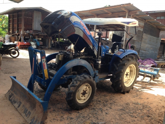 ขาย แชมป์  YTO-ME354 35 แรงม้า รถใช้งาน 793 ชั่วโมง รถสภาพ 95\% สวยมากพร้อมใช้งาน มีภาพวีดีโอให้ดู   อุปกรณ์ ใบมีดดันดิน  ผานหลัง ยางหน้า 7.5 ขอบ 16 นิ้ว  ยางหลัง 12.4 ขอบ 24 นิ้ว  เครื่องแห้ง สภาพสวย สนใจ. โทร.081-9972972