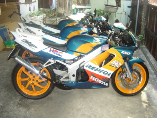 NSR 150 SP PROARM  ลาย REPSOL สวยมาก สีเขียวส้ม  ทำสีใหม่ทั้งคัน ราคา 35000 บาท มี 1 คัน และ อีกคัน ราคา 37000 บาท และอีกคัน 39000  ติดต่อ 0808051985 คุณ เจ อยู่ที่ ไปรษณีย์ ยานนาวา  กรุงเทพ 10120