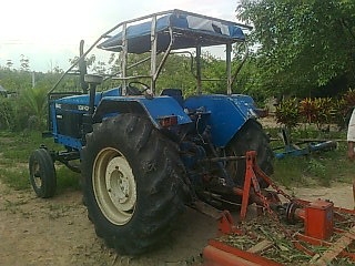 ขายรถไถ FORD 6640 เพลาเดี่ยวรุ่นกรองใหญ่ เล่มทะเบียน 3 จาน 7 จาน ใบมีดดันหน้ายี่ห้อ CMT ทั้งหมด ราคา 520000