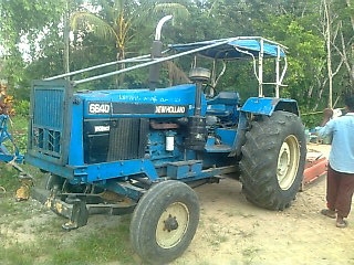ขายรถไถ FORD 6640 เพลาเดี่ยวรุ่นกรองใหญ่ เล่มทะเบียน 3 จาน 7 จาน ใบมีดดันหน้ายี่ห้อ CMT ทั้งหมด ราคา 520000