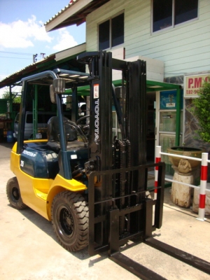 ขายรถโฟล์คลิฟท์  TOYOTA  7FG25  (สภาพใหม่  5,000  ชม.)  เครื่องยนต์เบนซิน+แก๊ส  เสาสูง  4.7  เมตร  (เสา 3 ท่อน) เกียร์ธรรมดา  ยางตันใหม่