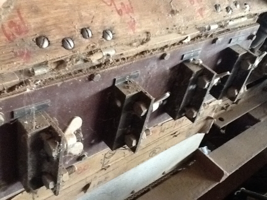 ขายด่วนเครื่องกำเนิดไฟ (AC jenerators) ขนาด 3เฟสที่104A 1เฟสที่ 208A