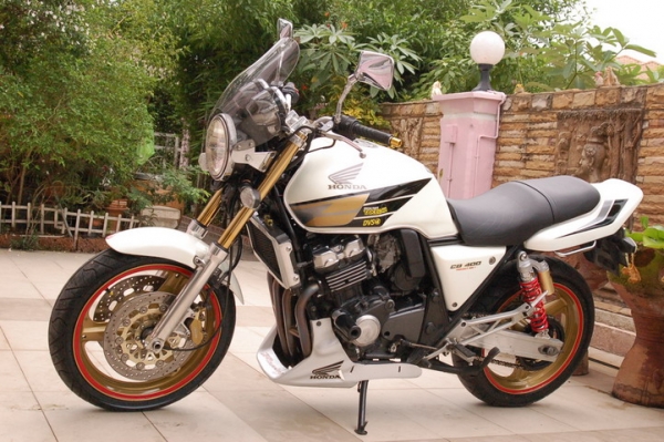 CB400 ขาวมุก ทะเบียนแท้โอนขนส่ง ท่อสูตรไทเทเนียมฟู WR'S ของแต่งเพียบสภาพสวยๆช้าอดนะครับ