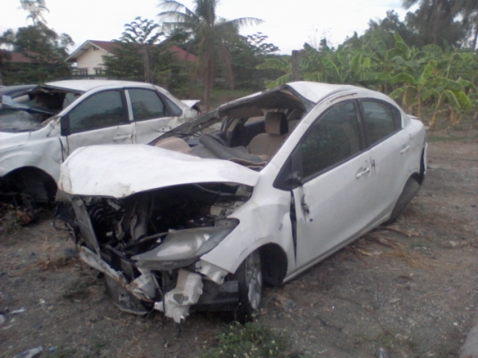 ขายด่วน ให้ผู้ที่สนใจรถอุติเหตุ  mazda 2 สีขาว พร้อมเล่มทะเบียน