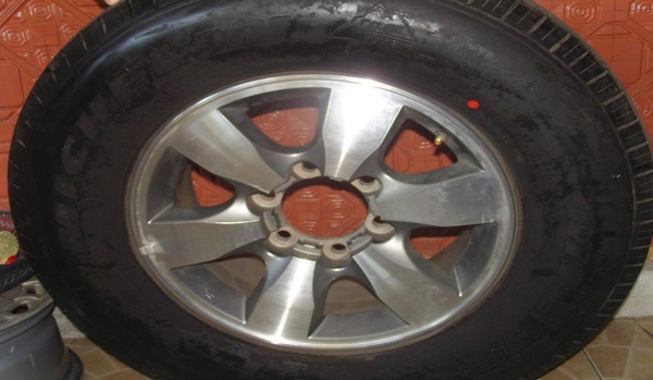 ขาย แม็กใหม่+ยางใหม่ๆmichelinไม่เคยสัมผัสพื้นถนนเลย เป็นล้ออะไหล่รถวีโก้4x4ขาย2500บ.