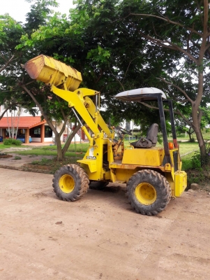 ขายรถตัก ยี่ห้อ TCM รุ่น 810A-2 เครื่องยนต์ดีเซล คูโบต้า 4สูบ VT1502 เกียร์ทอล์ค ขับเคลื่อน2เพลา เลี้ยวเอว บุ้งกี๋ขนาด0.5-0.8 ลบม. จากพื้นถึงท้องบุ้มกี๋ยกสูง 2.75เมตร รถเก่านอก(มีเอกสาร)