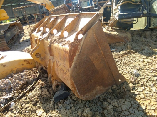 ขายบุ้งกี้ รถตัก CAT- 936 รูสลัก 70 มิล กว้าง 2.30 เมตร ขายไม่แพงครับ