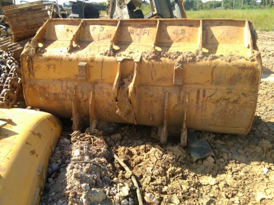 ขายบุ้งกี้ รถตัก CAT- 936 รูสลัก 70 มิล กว้าง 2.30 เมตร ขายไม่แพงครับ