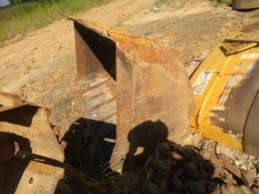 ขายบุ้งกี้ รถตัก CAT- 936 รูสลัก 70 มิล กว้าง 2.30 เมตร ขายไม่แพงครับ