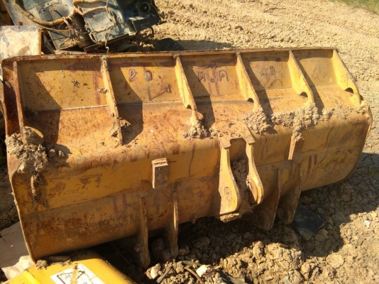 ขายบุ้งกี้ รถตัก CAT- 936 รูสลัก 70 มิล กว้าง 2.30 เมตร ขายไม่แพงครับ