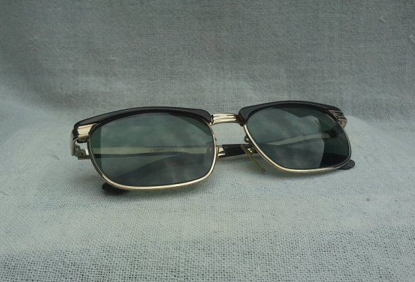 แว่นตาเยอรมันวินเทจยุค '70s ทองโกลด์ฟิลด์ 14 K สัดส่วนทองคำบริสุทธิ์ 58.33 \% ล้ำค่า ! หายาก ! แว่นตาเยอรมันวินเทจยุค '70s ทองโกลด์ฟิลด์ 14 K สัดส่วนทองคำบริสุทธิ์ 58.33 \% ล้ำค่า ! หายาก !