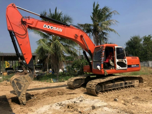 มี VDO ให้ชม.รถแบคโฮ DAEWOO DOOSAN SOLAR 225LC-V เอกสารเล่ม ราคา 600000