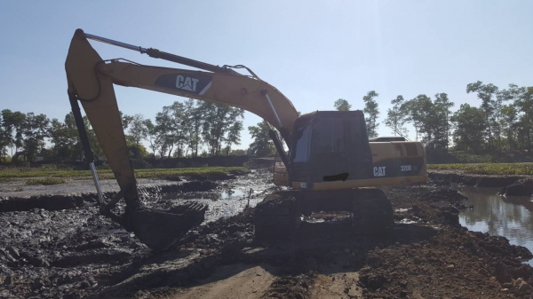 ขาย แบคโฮ CAT 320D กระบอกดำ รถสวยเต็มทุกระบบ ใช้งาน 9,000 ชม. เล่มทะเบียนเต็มพร้อมโอน