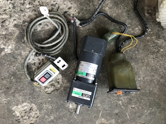 ขายมอเตอร์เกียร์ Oriental motor 90W 220V ไฟบ้าน made in Japan พร้อมชุดอุปกรณ์สวิทย์ควบคุม ปรับความเร็วรอบได้ สภาพสวย หมุนนิ่ม พร้อมใช้งาน ขายมอเตอร์เกียร์ Oriental motor 90W 220V ไฟบ้าน made in Japan พร้อมชุดอุปกรณ์สวิทย์ควบคุม ปรับความเร็วรอบได้ สภาพสวย หมุนนิ่ม พร้อมใช้งาน