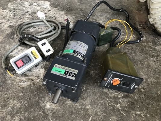 ขายมอเตอร์เกียร์ Oriental motor 90W 220V ไฟบ้าน made in Japan พร้อมชุดอุปกรณ์สวิทย์ควบคุม ปรับความเร็วรอบได้ สภาพสวย หมุนนิ่ม พร้อมใช้งาน