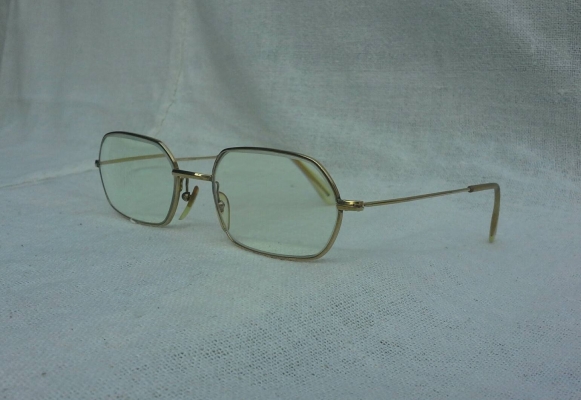 แว่นสายตายาวฝรั่งเศส โกลด์ฟิลด์ 14 K ยุค '60s ล้ำค่า ! หายาก ! ค่าสายตา +300 โมเดลคลาสสิค ' แว่นสายตายาวฝรั่งเศส โกลด์ฟิลด์ 14 K ยุค '60s ล้ำค่า ! หายาก ! ค่าสายตา +300 โมเดลคลาสสิค '