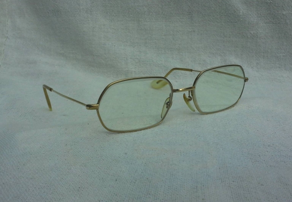 แว่นสายตายาวฝรั่งเศส โกลด์ฟิลด์ 14 K ยุค '60s ล้ำค่า ! หายาก ! ค่าสายตา +300 โมเดลคลาสสิค ' แว่นสายตายาวฝรั่งเศส โกลด์ฟิลด์ 14 K ยุค '60s ล้ำค่า ! หายาก ! ค่าสายตา +300 โมเดลคลาสสิค '