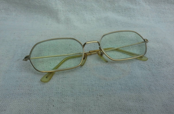 แว่นสายตายาวฝรั่งเศส โกลด์ฟิลด์ 14 K ยุค '60s ล้ำค่า ! หายาก ! ค่าสายตา +300 โมเดลคลาสสิค ' แว่นสายตายาวฝรั่งเศส โกลด์ฟิลด์ 14 K ยุค '60s ล้ำค่า ! หายาก ! ค่าสายตา +300 โมเดลคลาสสิค '