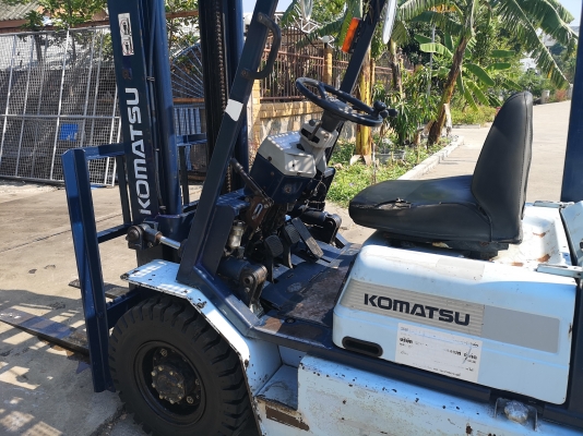 รถยกโคมัสสึรุ่น11 น้ำหนักยก 3 ตัน เสาสูง 4 เมตร เครื่องดีเซล เกียร์ออโต้