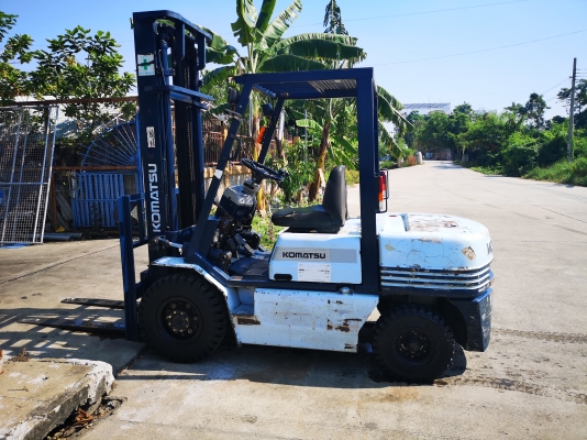 รถยกโคมัสสึรุ่น11 น้ำหนักยก 3 ตัน เสาสูง 4 เมตร เครื่องดีเซล เกียร์ออโต้