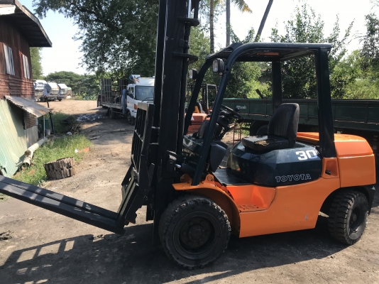 โฟคลิฟ โตโยต้าดีเชล 3 ตัน งากระดก เสาสูง4เมตร