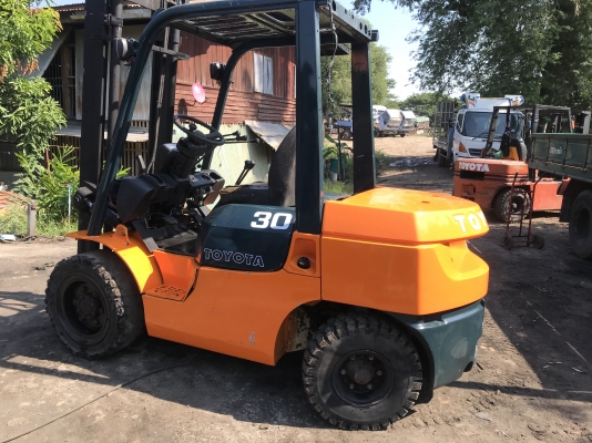 โฟคลิฟ โตโยต้าดีเชล 3 ตัน งากระดก เสาสูง4เมตร