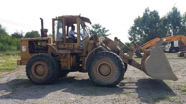 ขายส่งท้ายปีเก่า 355,000 รถตักเอวอ่อน CAT 966 เครื่องดี เกียร์ทอคร์แรงดี เอวแน่น ระบบไฮดอร์ลิคสมบูนร์ ยางดี รถพร้อมใช้งาน เอกสารซื้อขาย รถอยู่ โคราช 090-772-3710 090-772-3708