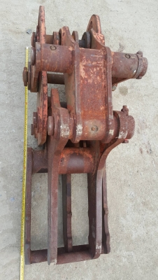 ขายตัวคีบสำหรับรถขุดขนาด pc20-35  สลัก 35 มิล ซอกแขน18 ซม สินค้าเก่านอก