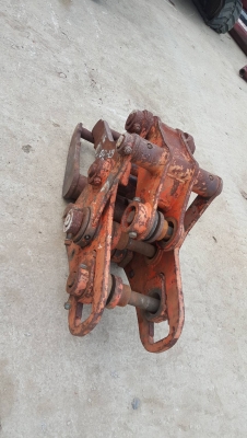 ขายตัวคีบสำหรับรถขุดขนาด pc20-35  สลัก 35 มิล ซอกแขน18 ซม สินค้าเก่านอก