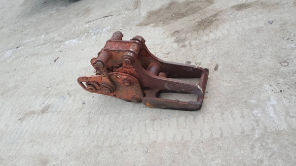 ขายตัวคีบสำหรับรถขุดขนาด pc20-35  สลัก 35 มิล ซอกแขน18 ซม สินค้าเก่านอก