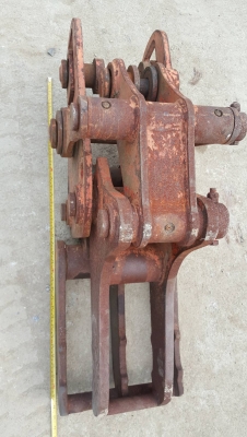 ขายตัวคีบสำหรับรถขุดขนาด pc20-35  สลัก 35 มิล ซอกแขน18 ซม สินค้าเก่านอก