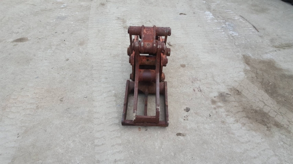 ขายตัวคีบสำหรับรถขุดขนาด pc20-35  สลัก 35 มิล ซอกแขน18 ซม สินค้าเก่านอก