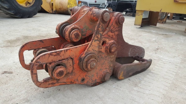 ขายตัวคีบสำหรับรถขุดขนาด pc20-35  สลัก 35 มิล ซอกแขน18 ซม สินค้าเก่านอก