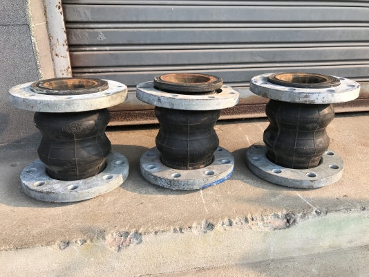 ( เหลือ 2ตัวครับ )ขายข้อต่อยางกันสะบัด Tozen Japan ขนาด 4นิ้ว สภาพสวย ยางหนา มี 3 ตัวราคา ตัวละ 1,000 บาท