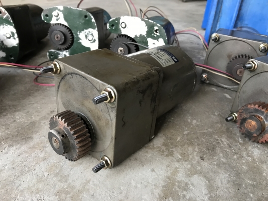 ( เหลือ 7ตัวครับ )ขายมอเตอร์เกียร์ Tung lee 70W 220V ไฟบ้าน made in Taiwan อัตราทด 1:180 เพลาออกประมาณ 8รอบต่อนาที สภาพสวยเดิมๆ หมุนนิ่ม พร้อมใช้งาน มี 14ตัว ราคาตัวละ 900 บาทพร้อมส่ง