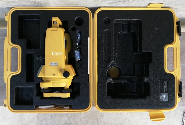 สินค้ามือสอง ขายกล้องวัดมุมอิเล็คทรอนิกส์ TOPCON DT-209  Electronic theodolite สภาพสวย Made in Japan รุ่นปัจจุบัน อุปกรณ์ตามรูป  พร้อม calibrate
