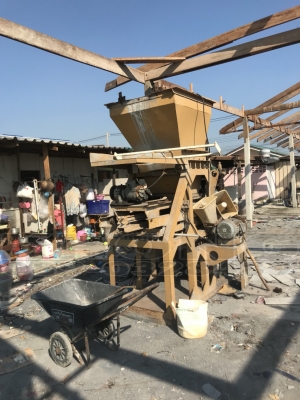 ขายด่วน เครื่องทำอิฐบล๊อค พร้อมโม่ สายพานลำเลียง ขาย 170000 บาท