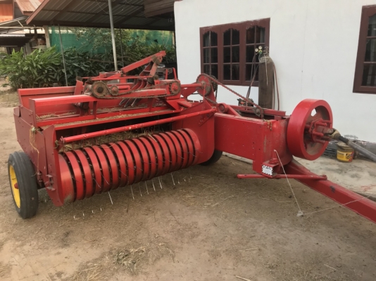 เครื่องอัดฟาง แมกซี่ mf124 ป้ายขาว