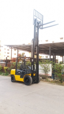 ขายรถยกโฟร์คลิฟท์ดีเซล 3 ตัน เสาสูง4.50 เมตร ( เข้าตู้)