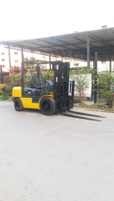 ขายรถยกโฟร์คลิฟท์ดีเซล 3 ตัน เสาสูง4.50 เมตร ( เข้าตู้)