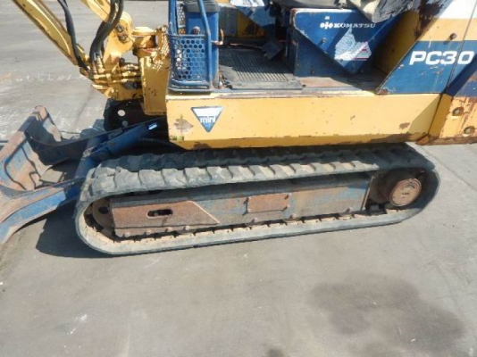ขายรถขุดKomatsu PC30-6 เครื่องยนต์3D84 เครื่องโคมัสสุ 3 สูบ คอนโทรลลูกหมาก ปั้มเฟือง ใบมีด แทรคยาง รถเดิมๆเก่านอก (มีเอกสาร)