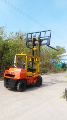 ขายรถยกโฟร์คลิฟท์ TOYOTA3.5 ตัน ดีเซล (ยกตู้คอนเทนเนอร์)