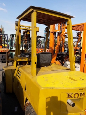 ขายรถยกโฟล์คลิฟท์ Komatsu รุ่นFD28-7 เครื่องยนต์ดีเซล 4 สูบ -C240 ยางหลังคู่ ขนาด 2.5 ตัน งาคว่ำ-หงาย