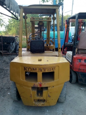 ขายรถยกโฟล์คลิฟท์ Komatsu รุ่นFD28-7 เครื่องยนต์ดีเซล 4 สูบ -C240 ยางหลังคู่ ขนาด 2.5 ตัน งาคว่ำ-หงาย